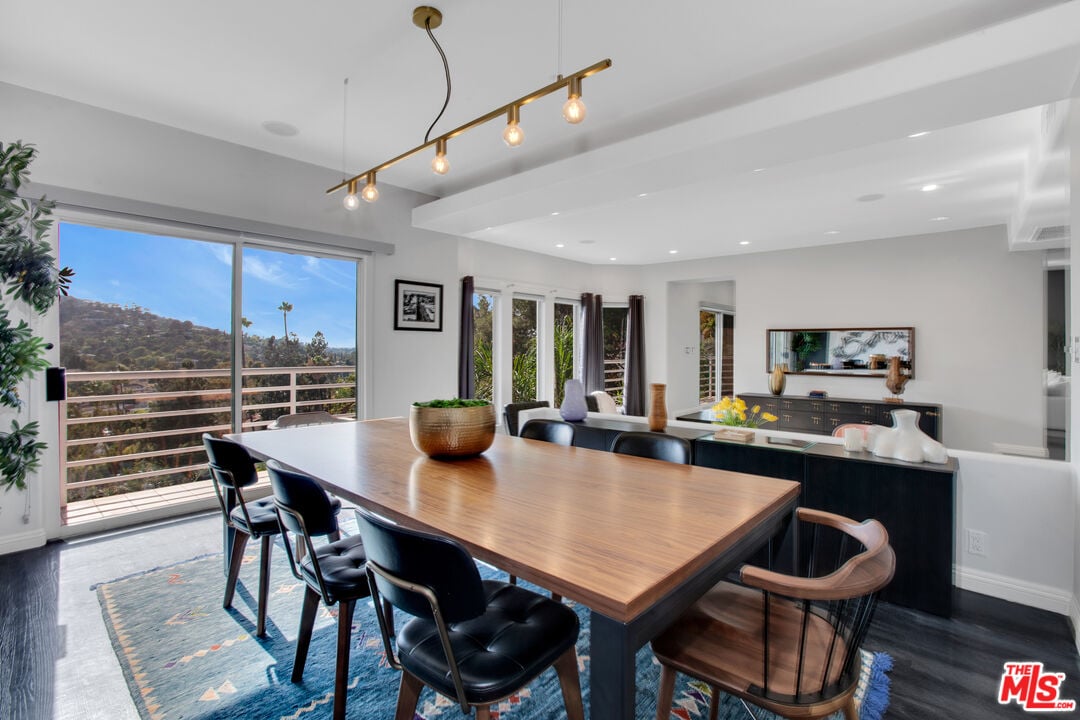 Solaris Manor, N Knoll Dr, 90068