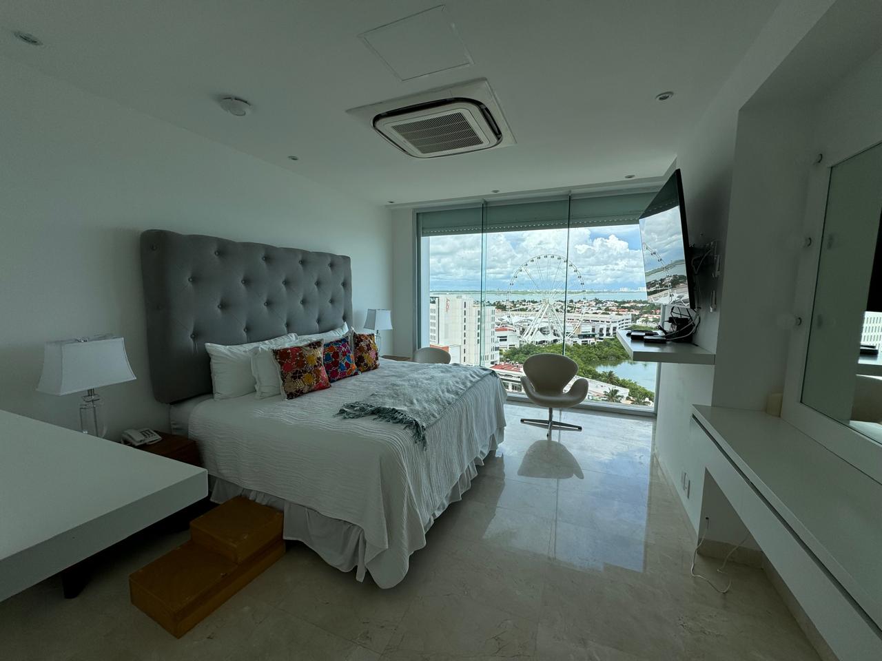 Live the Coastal Dream: Luxurious Oceanview Apartment in Cancun's Premier Hotel Zone!