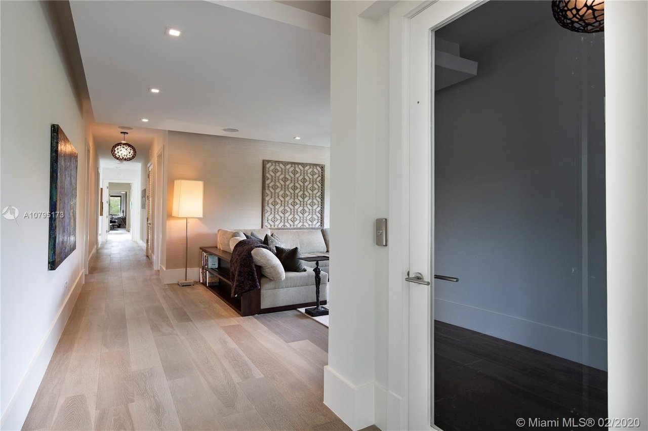4965/4945 SW 82 St
