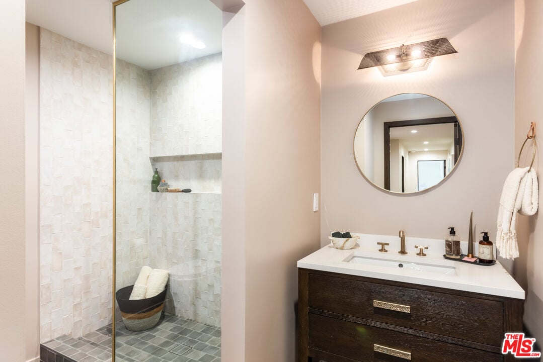 Halo Crest, Queens Rd, 90069