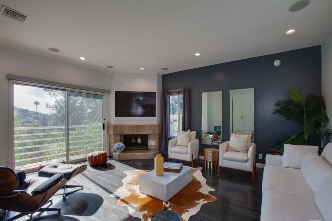 Solaris Manor, N Knoll Dr, 90068