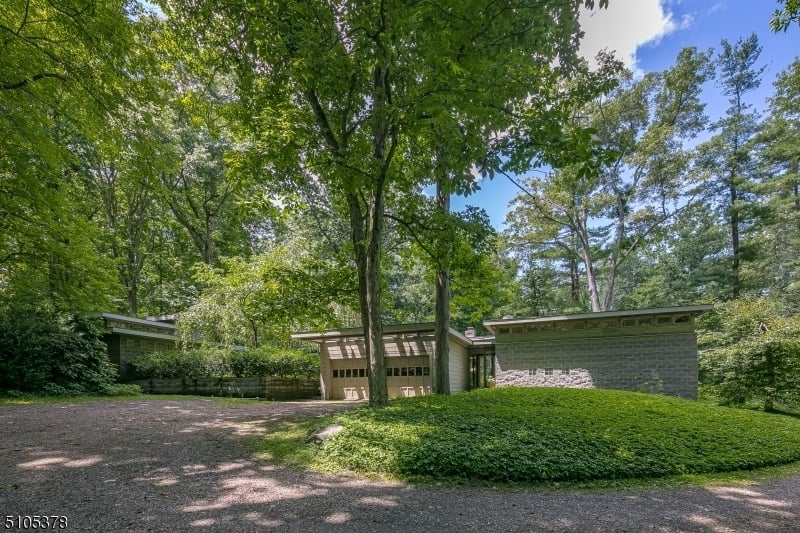 260 Douglass Ave