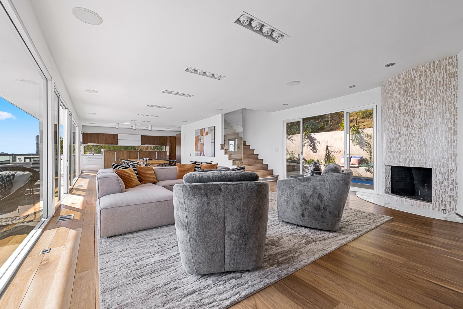 St Ives Dr, 90069