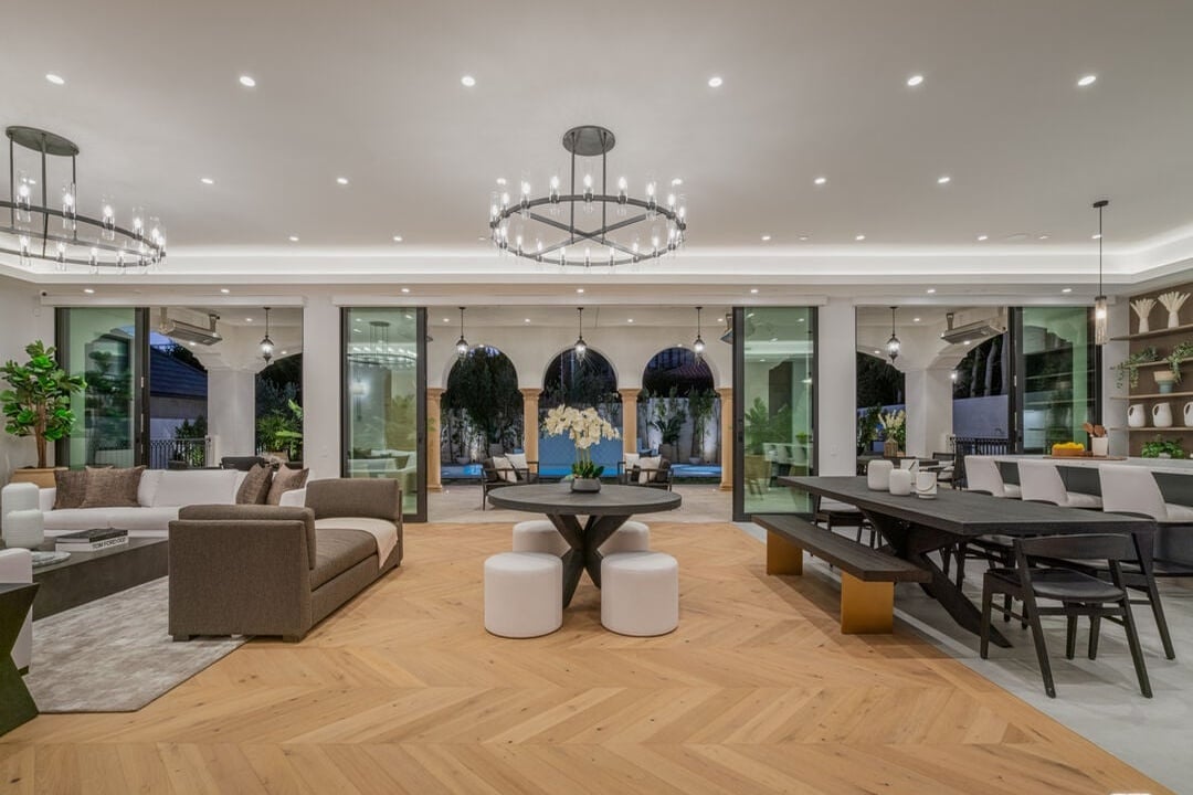 Silverreach Pavilion, N Hillcrest Rd, 90210