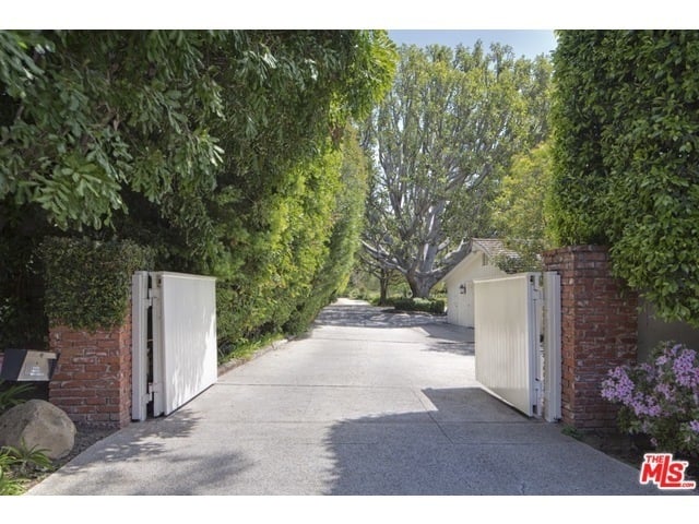 1642 Mandeville Canyon Rd