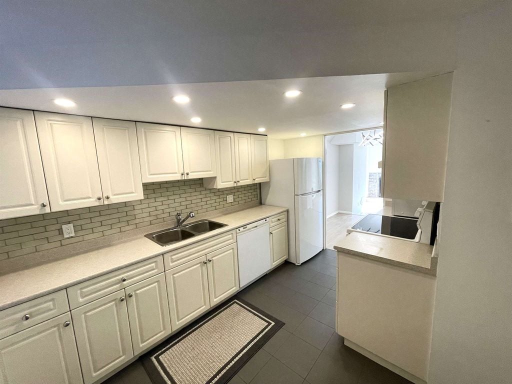 8132 Laval Pl