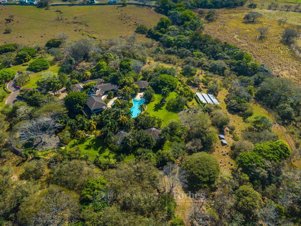 20440 - Balinese tropical style mansion on nice farm in La Garita