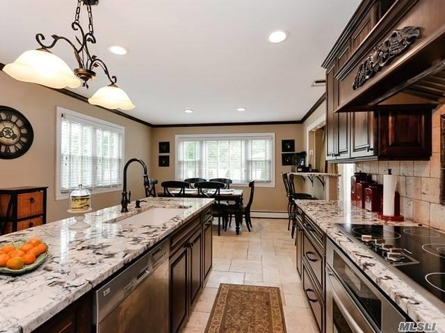 40 Stirrup Ln, Syosset