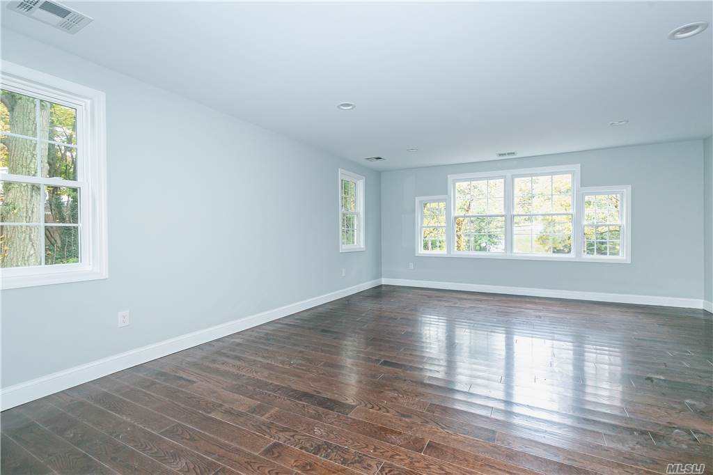 380 Woodbury Rd, Woodbury