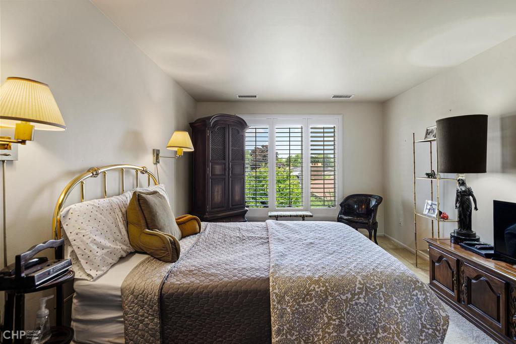 Lincolnwood Condo: 7201 N. Lincoln #310