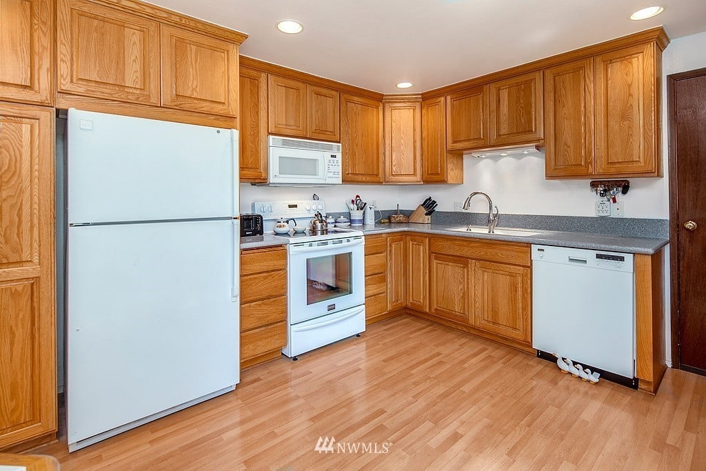 19526 32nd Ave NE