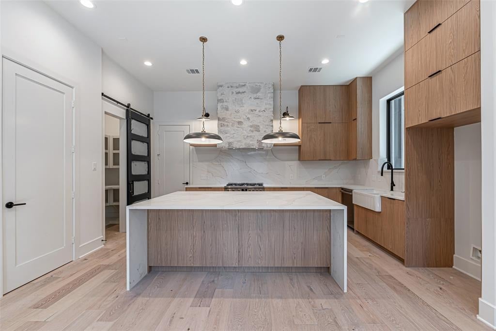 1102 W 9th St