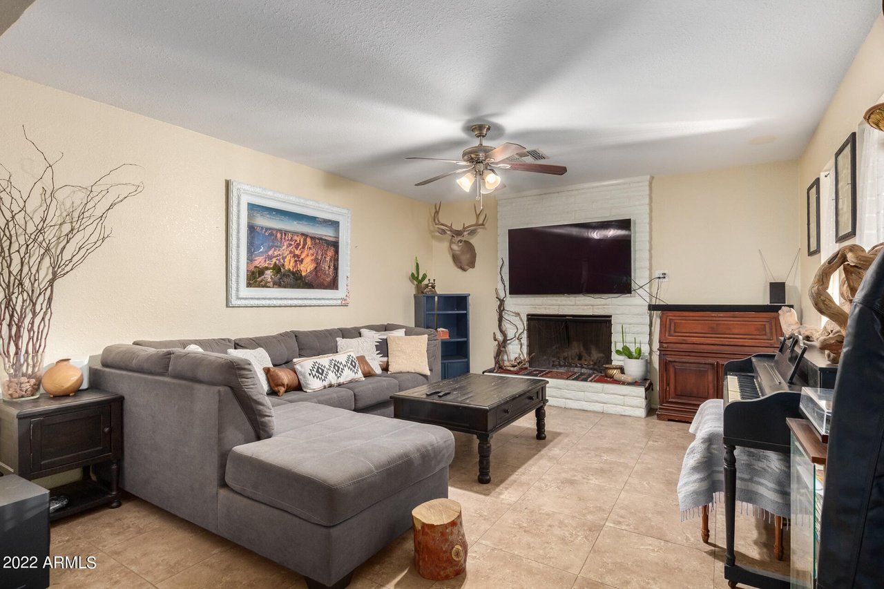 2250 W Dahlia Dr
