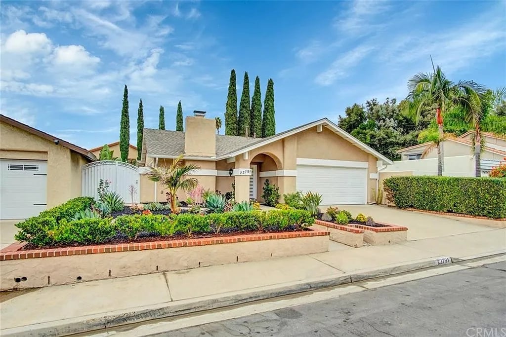 22791 Alturas Dr