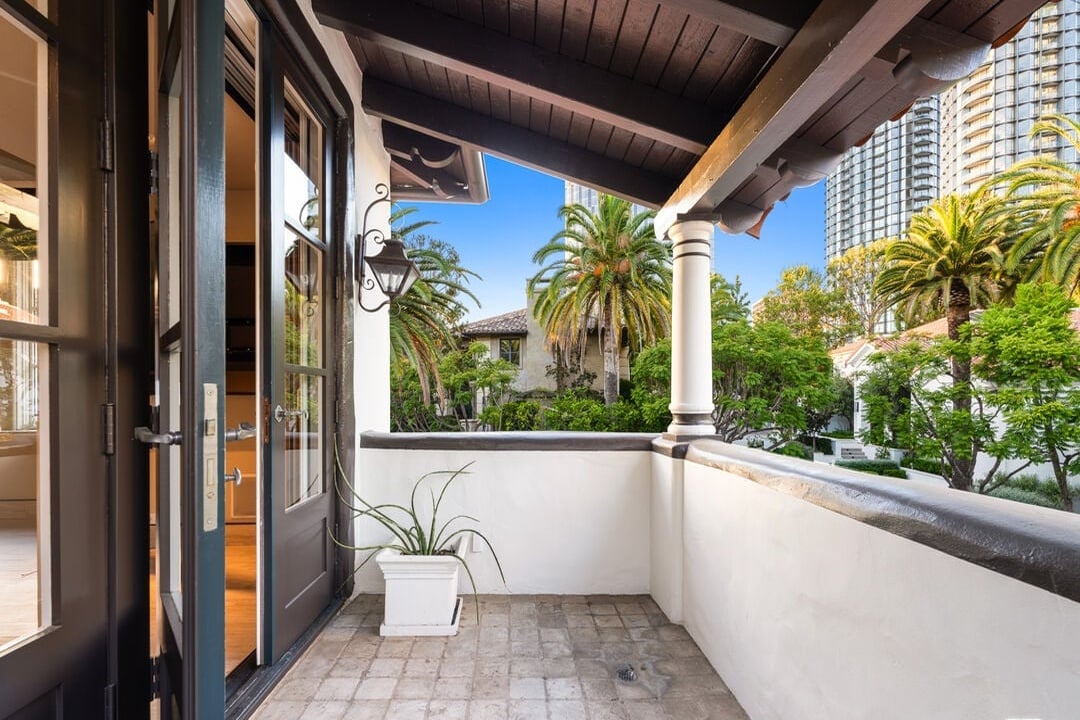 Century Woods Dr, 90067