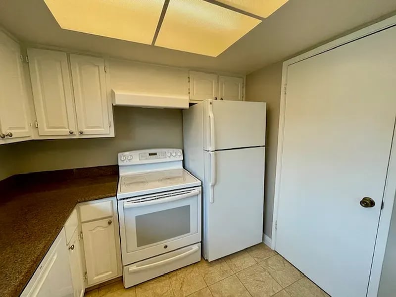  2 Comstock Queen Ct