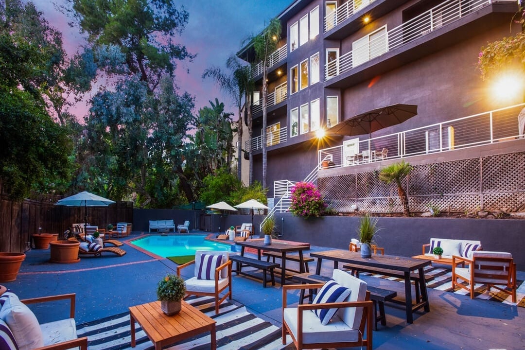 Solaris Manor, N Knoll Dr, 90068