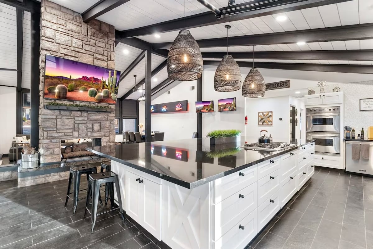 Phoenix Luxury! Pickleball | Free Heated Pool | Hot Tub