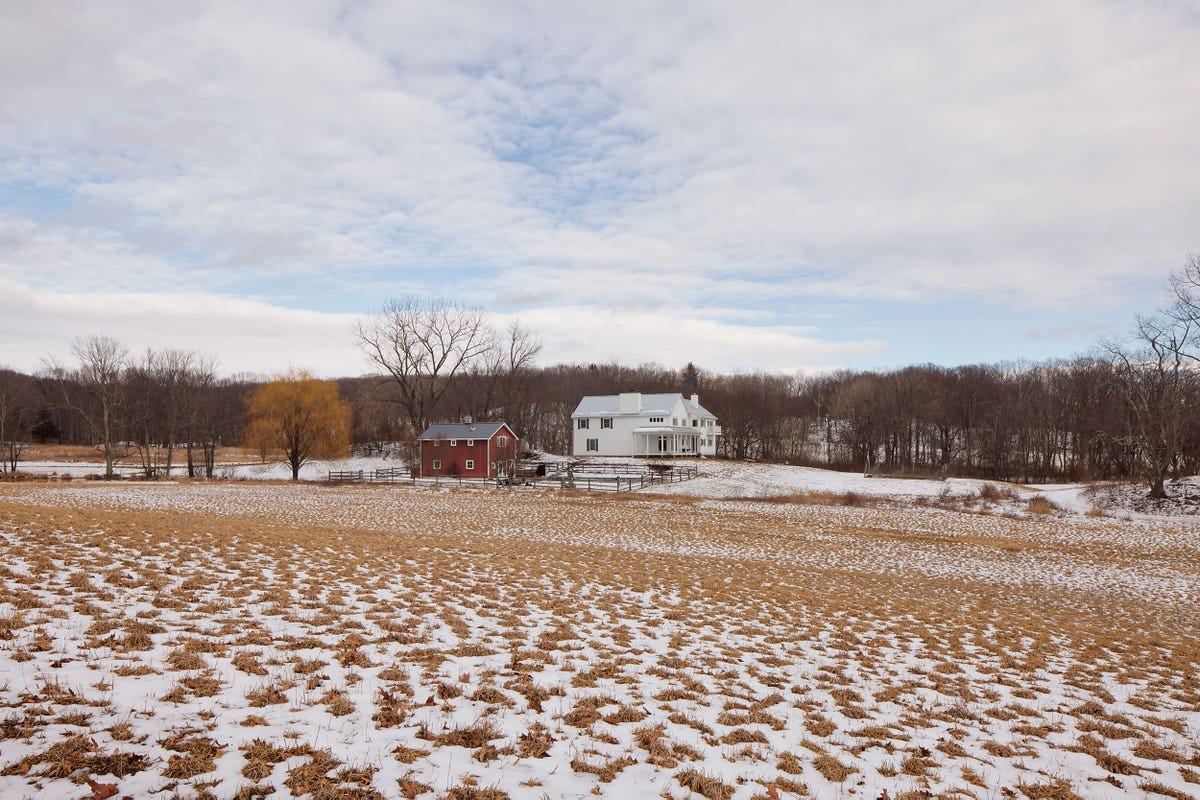 What Do You Get When You Bring Modernism to a Faux Farmhouse? This Cozy Family Escape