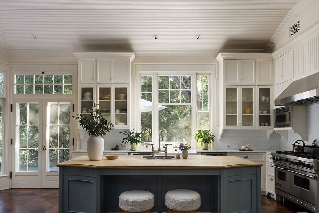 Mandeville Canyon Rd, 90049