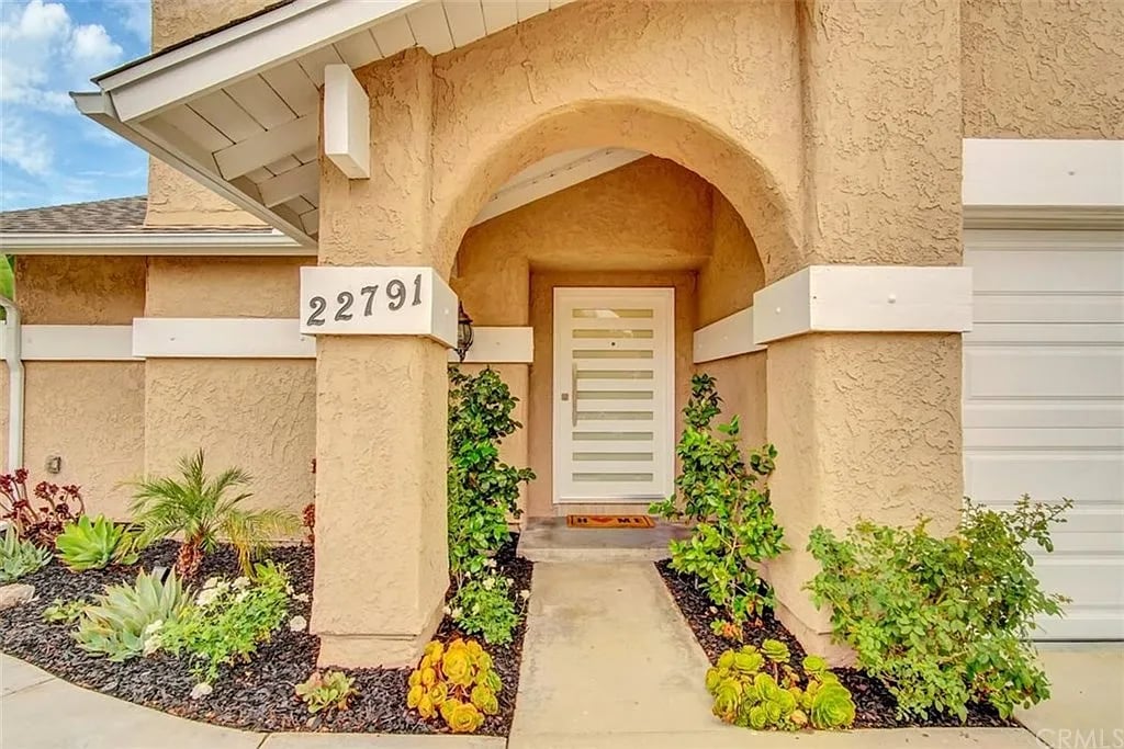 22791 Alturas Dr