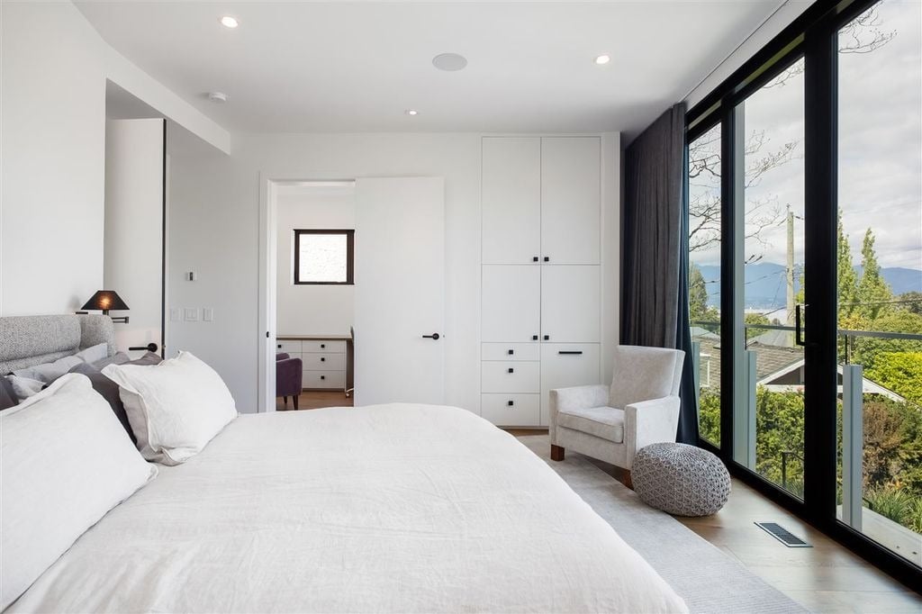 4385 Locarno Cres