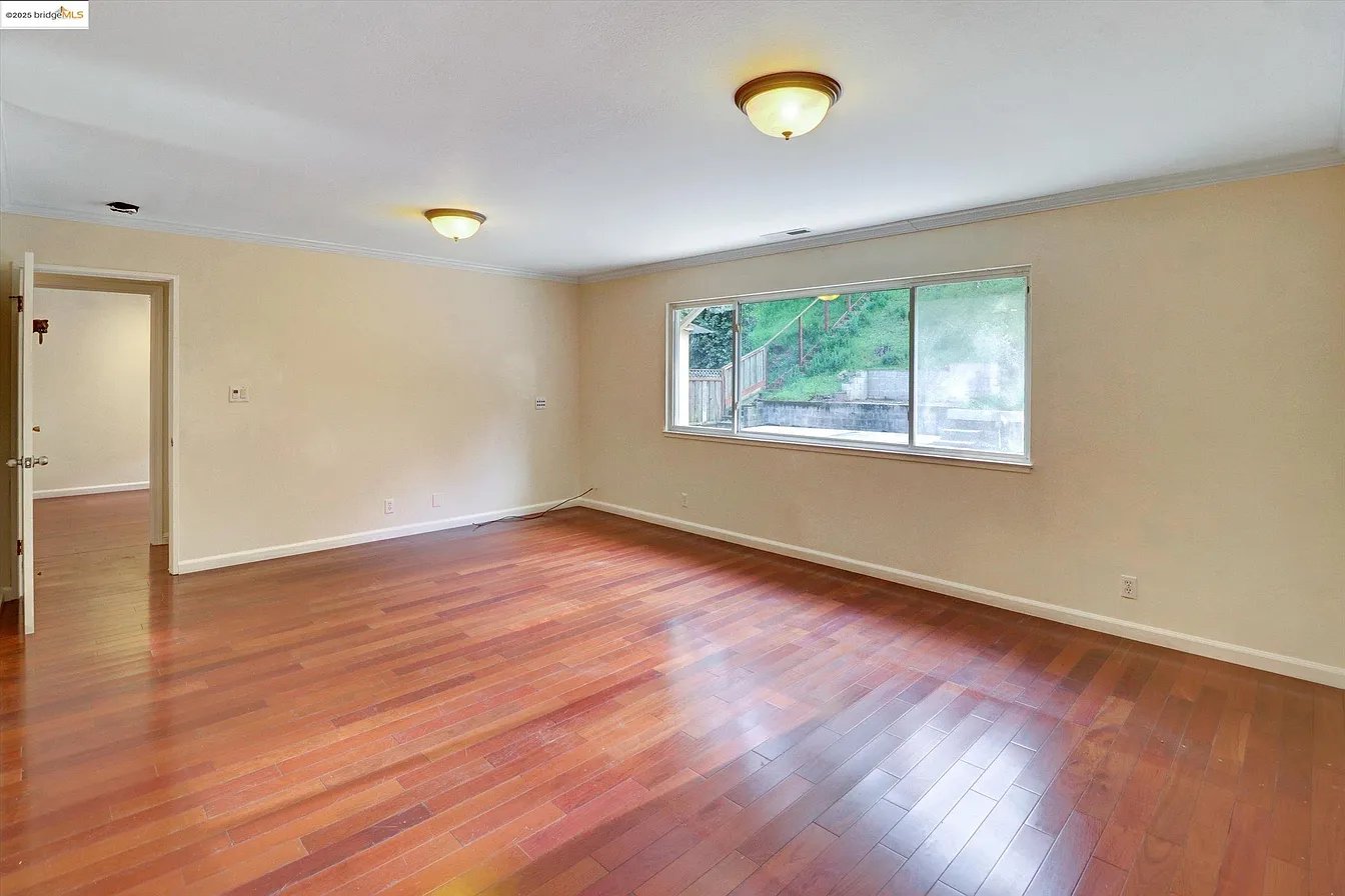 8153 Surrey Ln