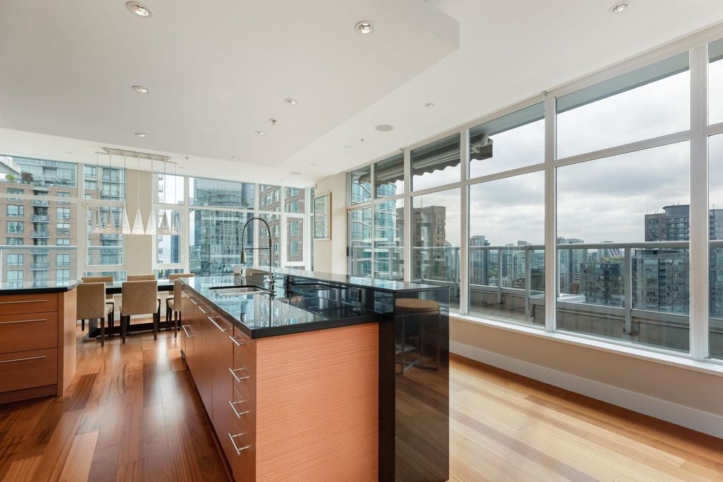480 Robson St, #1901