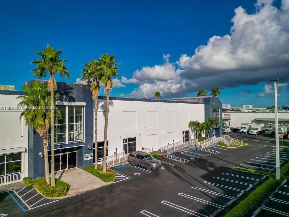 Oscar Arellano Team Represents Buyers in $2.86M Miami Industrial Deal