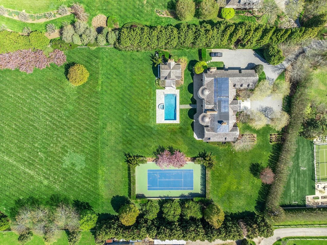 672 Halsey Ln