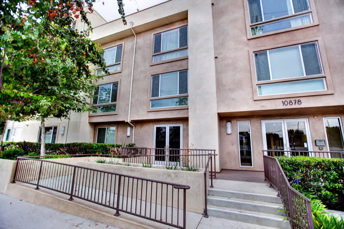 10878 Bloomfield St 405, Toluca Lake, CA