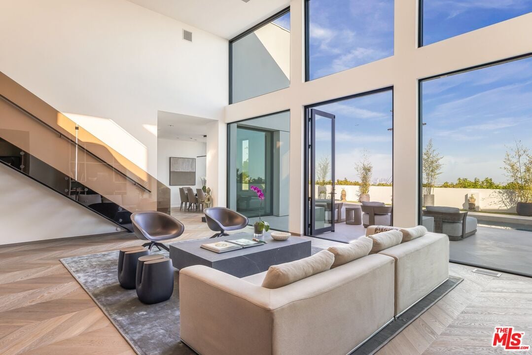 Monarch Crest, Sierra Mar Pl, 90069