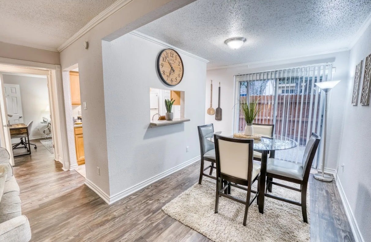 Beautiful north Central 1/1; be close to everything!