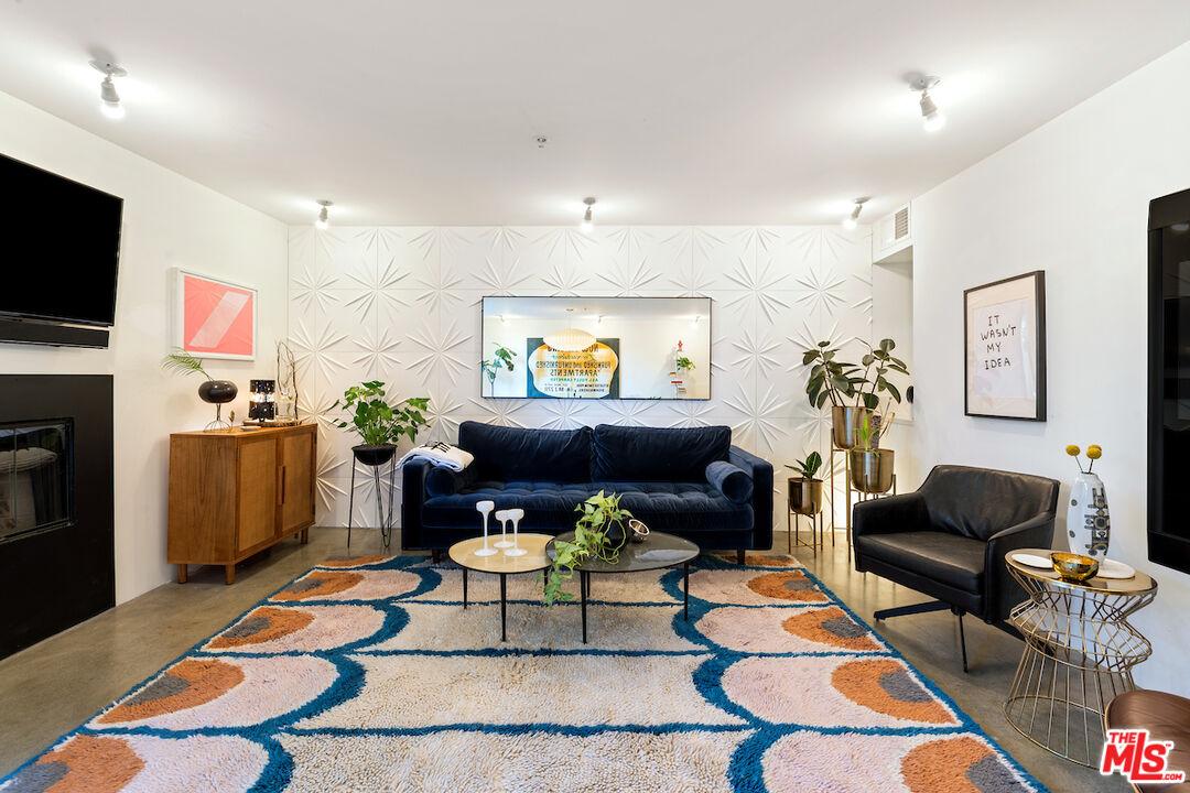 5806 Waring Ave Unit: 2