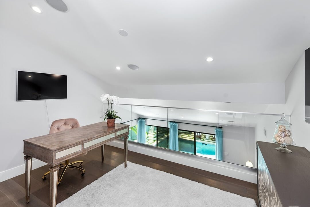 Atlas Manor, Mount Olympus Dr, 90046