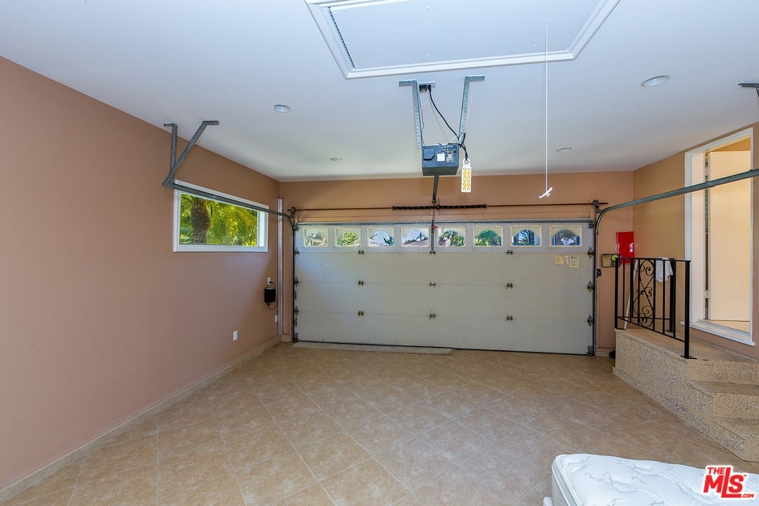 9132 Hillsboro Dr