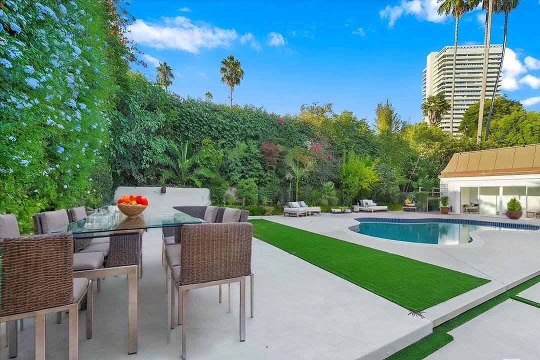 Northstar Manor, N Alta Dr, 90210