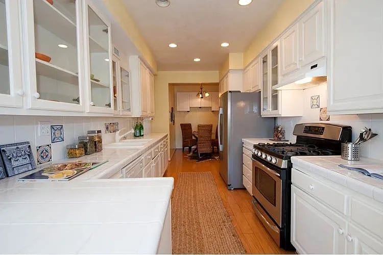 1120 Granville Ave #305