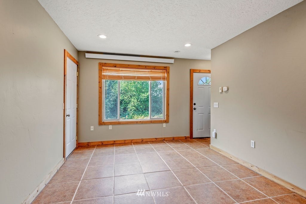 1055 Holcomb Rd