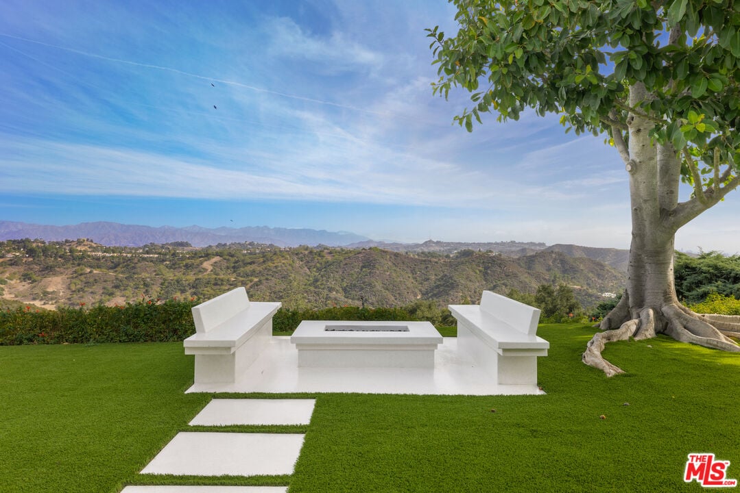 Celestia Manor, Stradella Rd, 90077