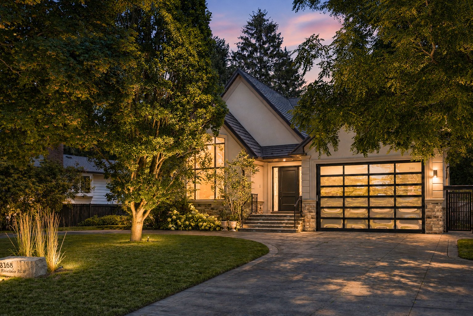  3168 Lakeshore Rd W