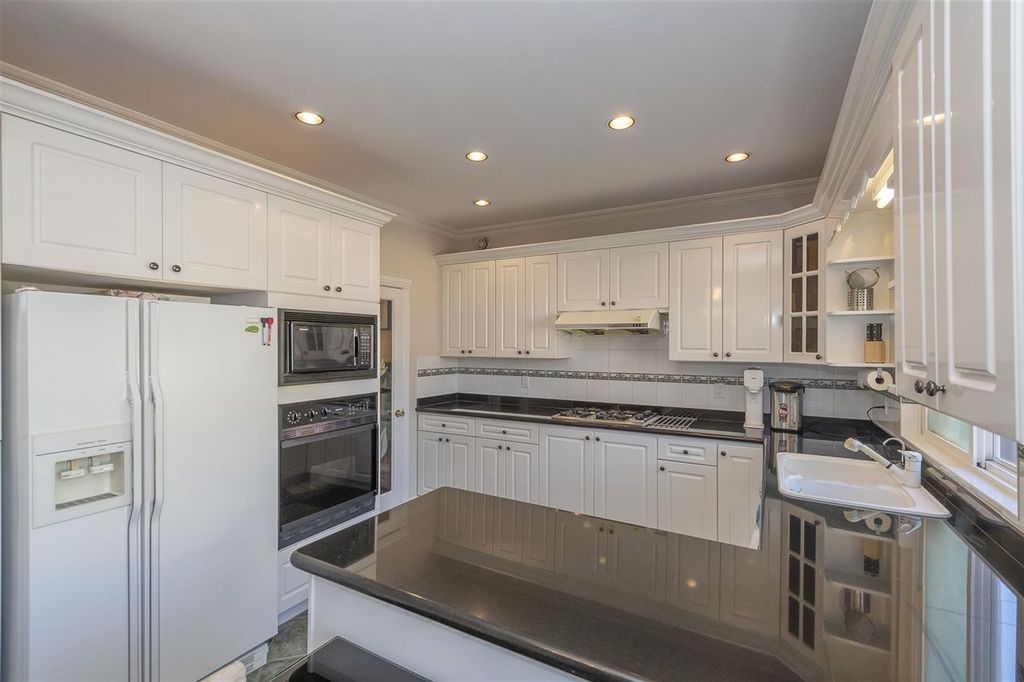 9260 Pauleshin Cres
