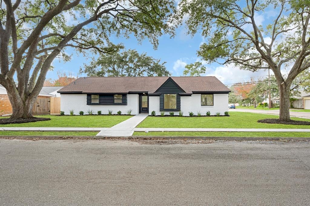 2402 Walnut Bend Ln