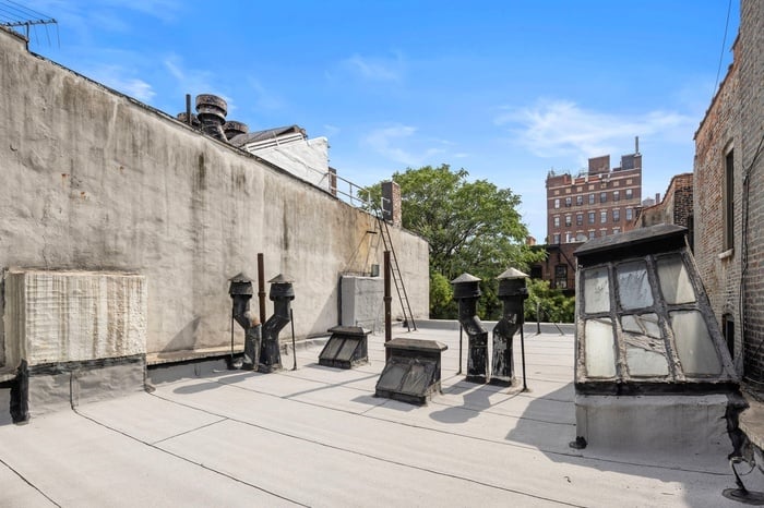 222 W 16th St - Building