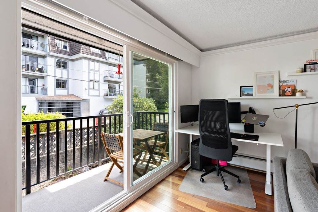 270 W 1st St, #202