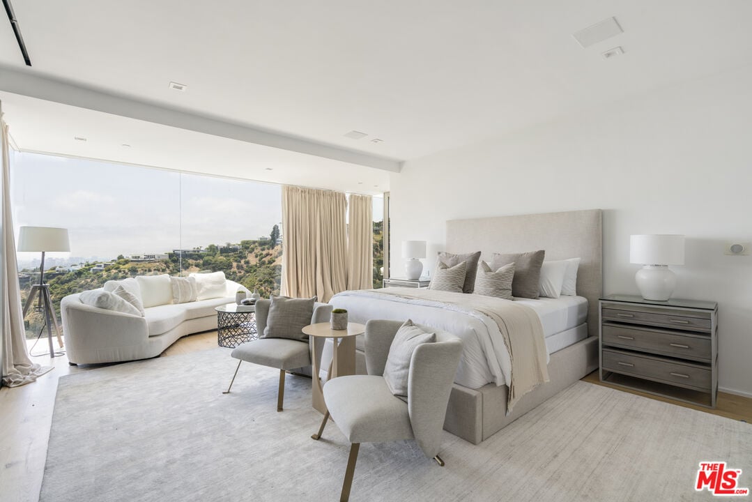 Nova Estate, Sunset Plaza Dr, 90069