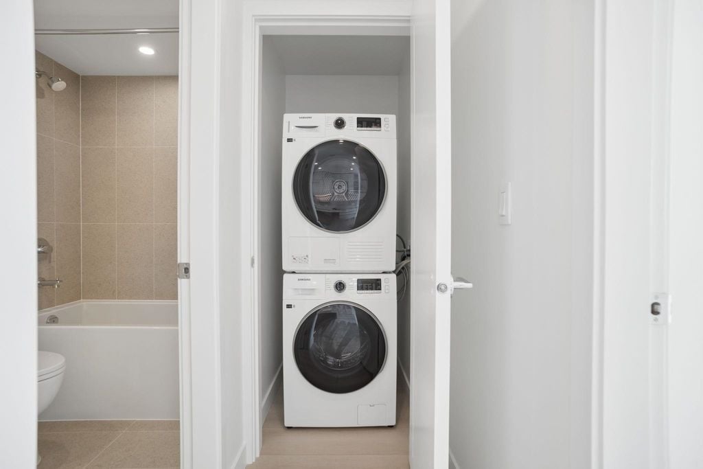 13573 98a Avenue 2305, Surrey