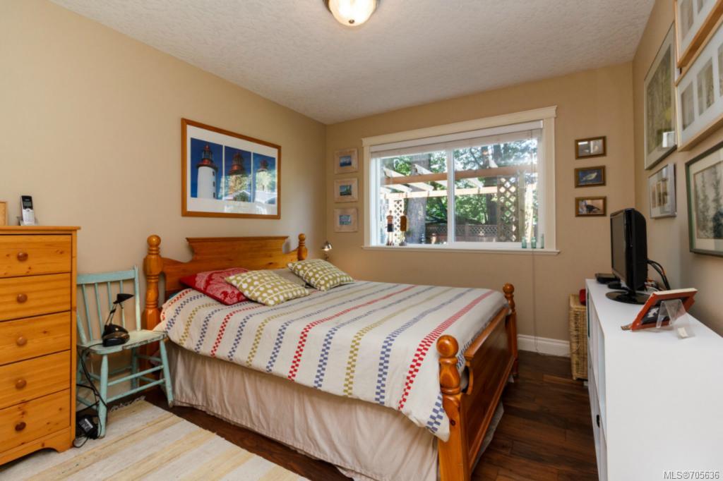 744 Claremont Ave, Saanich