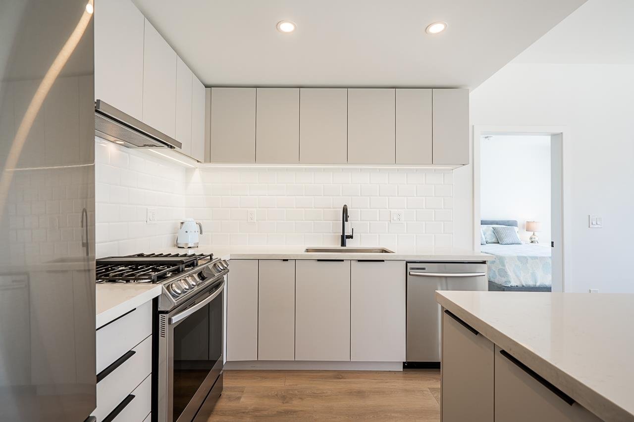 607-3038 St George St