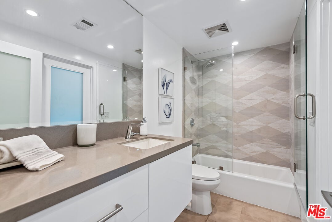 Mount Olympus Dr, 90046